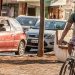 Contraste entre carros e bicicleta: Ainda de forma tímida, Charles já vê mudanças no comportamento das pessoas | Foto: Ângela Macário