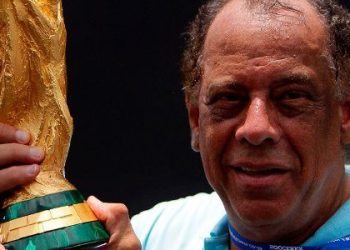 Capitão do tricampeonato da seleção brasileira na Copa do Mundo de 1970, o ex-lateral Carlos Alberto Torres morreu aos 72 anos nesta terça-feira (25) | Foto: Reprodução