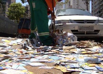 Lixo eleitoral nas ruas de Aparecida e Goiânia