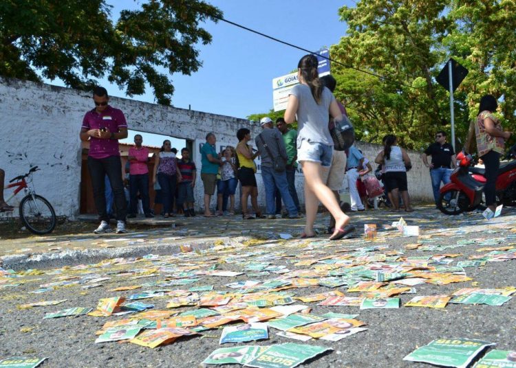 Santinhos inundam locais de votação (Foto: João Araújo)