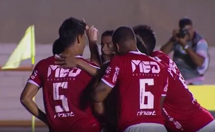 Vila Nova saiu na frente com Moisés e foi superior ao Avaí durante boa parte do jogo, mas acabou castigado no final