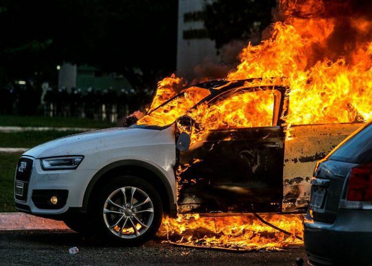 Estudantes atearam fogo no carro da ex-namorada do presidente Michel Temer |Foto: Divulgação/Felipe Menezes/Metrópoles