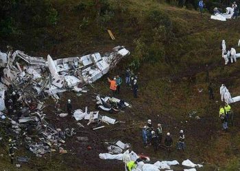Avião da Chapecoense se partiu em três pedaços antes de cair |Foto: Divulgação/AFP