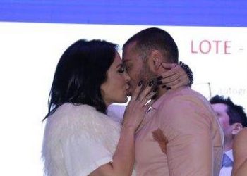 Mulher paga 22 mil reais para beijar Lucas Lucco| Foto: Divulgação