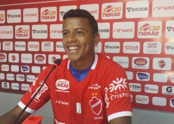 Magno Silva mostra interesse em permanecer no Vila Nova| Foto: Rádio 730