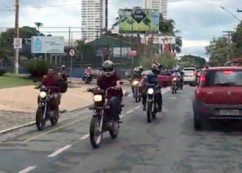 Motociclistas são filmados trafegando pela contramão na Avenida T-15, no Setor Bueno, ao lado do Parque Vaca Brava | Foto: Reprodução