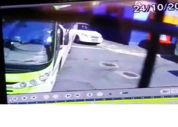 Ônibus bate em carro estacionado em Campinas| Foto: Imagens de segurança