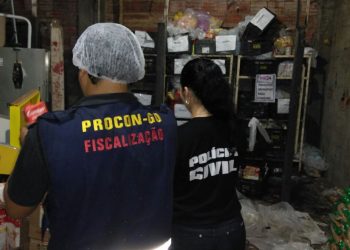 Supermercado é interditado após ação da Decon, Vigilância Sanitária e Procon-GO| Foto: Divulgação/PC