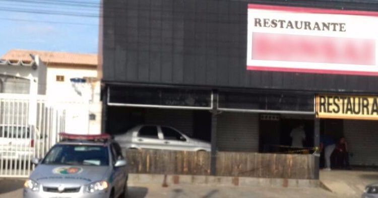 Homem confessou que matou vítima a pedradas na porta de restaurante| Foto: Divulgação/Polícia Militar