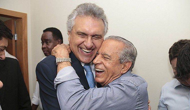 Senador Ronaldo Caiado (DEM) abraça prefeito eleito de Goiânia Iris Rezende (PMDB) | Foto: Reprodução
