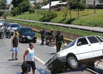 Acidente na Marginal Botafogo deixa trânsito lento, porém sem vítima| Foto: Reprodução