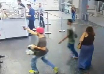 Bandidos roubam arma de segurança dentro de shopping| Foto: Imagens de segurança
