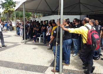 Policiais se reúnem em frente a porta da Polícia Federal para protestar contra a reforma da Previdência |Foto: Reprodução/Sindepol