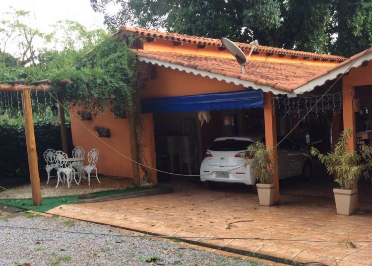 Fios de alta tensão caídos bloquearam a garagem de residência no Buriti Sereno, em Aparecida de Goiânia | Foto: Leitor FZ