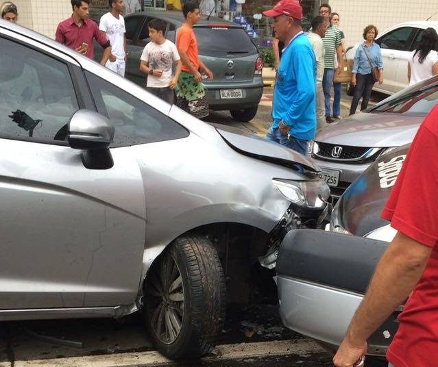 Honda Fit foi totalmente destruído em fuga de assaltantes no Setor Bueno | Foto: Leitor do Folha Z/Whatsapp
