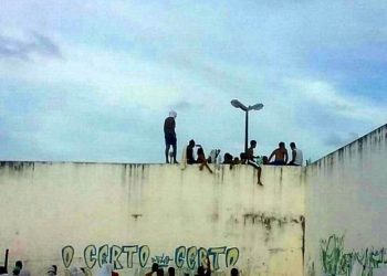 Rebelião: Detentos nos muros da Penitenciária de Alcaçuz, no Rio Grande do Norte