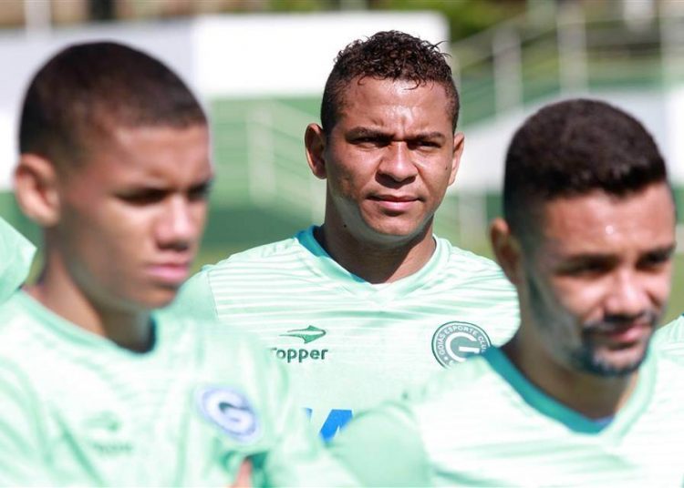 Atacante Walter pediu calma após a derrota por 2 a 1 para a Aparecidense, ontem, no Estádio da Serrinha | Foto: Rosiron Rodrigues/Goiás EC