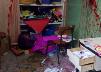 Bandidos danificam grande parte dos materiais pedagógicos e documentos da unidade escolar / Foto: Divulgação