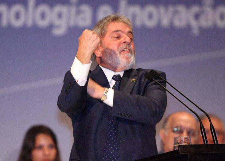 Presidente da República Luiz Inácio Lula da Silva discursa, mostrando o braço em sinal de força, durante a 4ª Conferência Nacional de Ciência, Tecnologia e Inovação | Foto: Reprodução