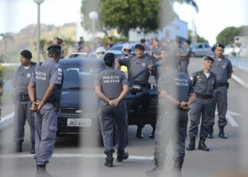 Mulheres e familiares de policiais permanecem na saída do Comando Geral da Polícia Militar de Vitória e impedem a saída dos militaresTânia Rêgo/Agência Brasil