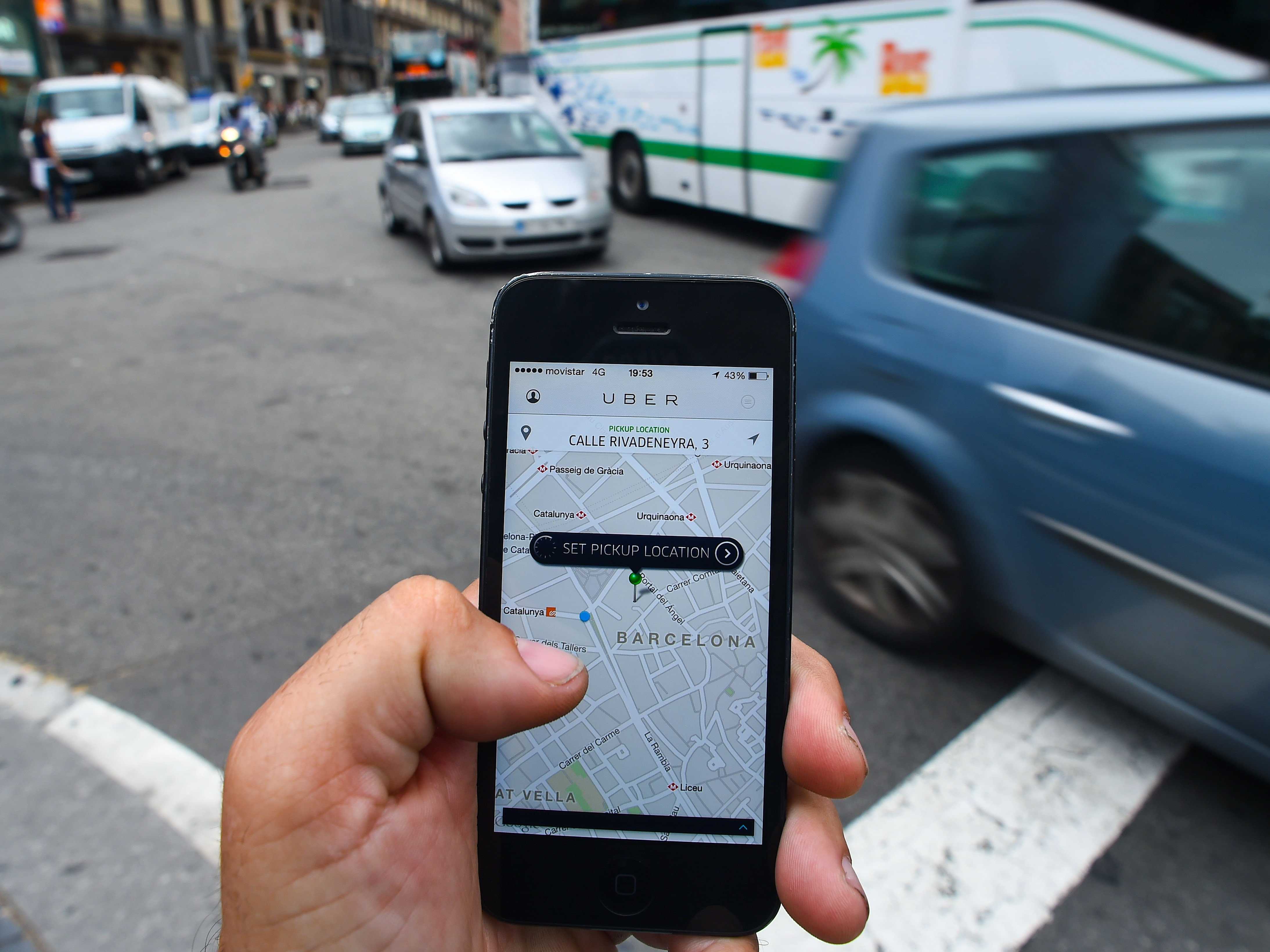 Motoristas do Uber se reuniram na manhã desta sexta-feira, 27, no anel interno da Praça Cívica | Foto: Ilustrativa