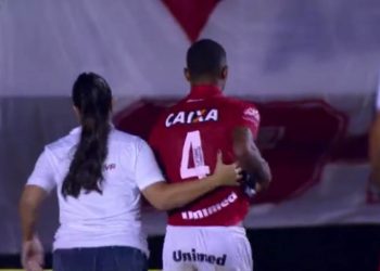 Zagueiro Brunão é consolado ao sair de campo depois de falha determinante para o resultado da partida | Foto: Reprodução