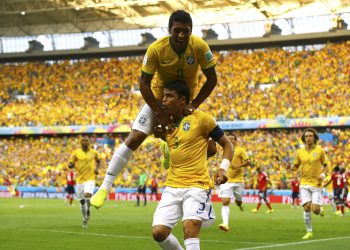 Paulinho e Thiago Silva | Foto: Marcelo Del Pozo