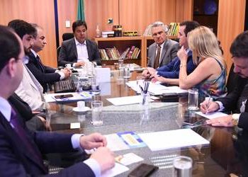 Prefeito também se reuniu com deputados federais Daniel Vilela e Thiago Peixoto, que se comprometeram a apoiar a gestão dele por meio de emendas parlamentares | Foto: divulgação
