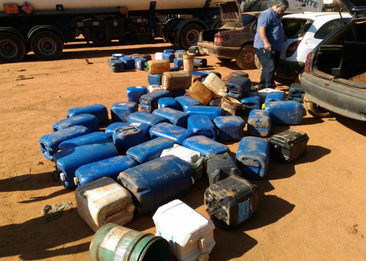 Mais de trezentos galões de combustível apreendidos | Foto: Divulgação/PC