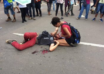 Manifestante ficou ferido durante manifestação na manhã desta sexta-feira, 28, no Centro de Goiânia | Foto: Reprodução Facebook Desneuralizador