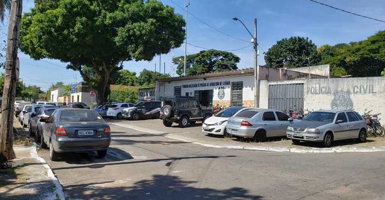 Veículos apreendidos acumulados no 1º Distrito Policial de Aparecida de Goiânia | Foto: Folha Z