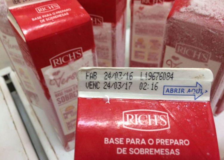 Meia tonelada de produtos irregulares foram encontradas em grande supermercado de Goiânia | Foto: Divulgação/Procon