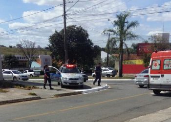 Durante a evasão, o casal colidiu com diversos veículos ao longo da avenida e também disparou contra os policiais | Foto: Divulgação/PM