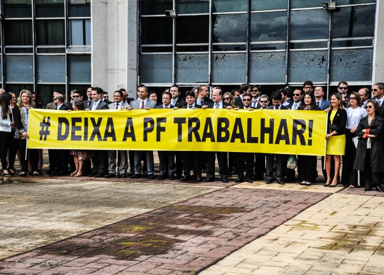 Delegados federais de todo o país realizam protesto em frente a sede da Polícia Federal (PF), contra os cortes no orçamento | Foto: José Cruz/ Agência Brasil