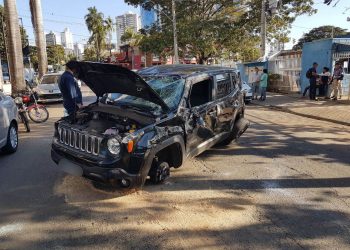 Jeep Renegade capotou na Rua 15, Setor Marista | Foto: Folha Z