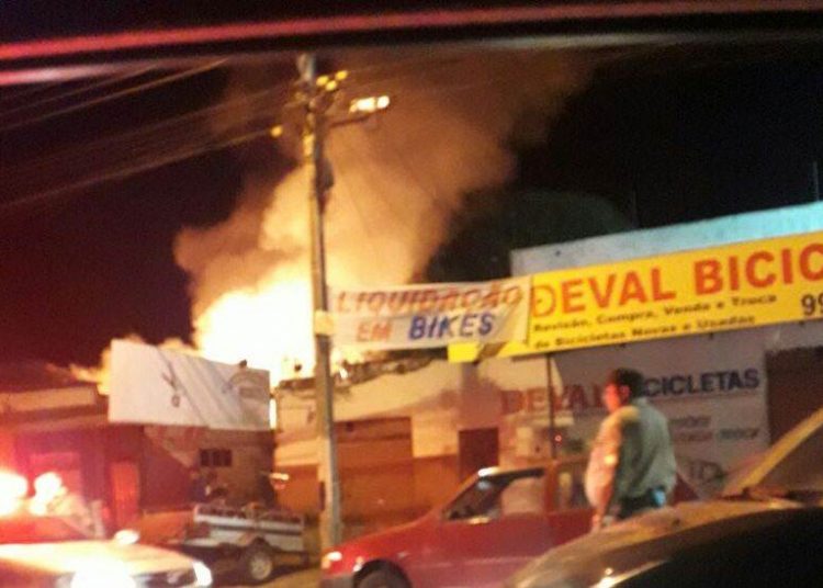 Incêndio na Vila Brasília assusta moradores | Foto: leitor WhatsApp