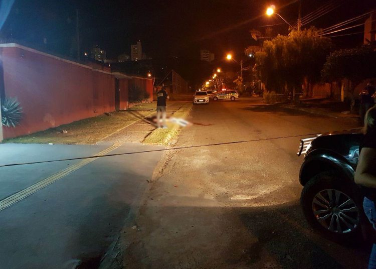 Homem foi baleado após invadir casa no Jardim América | Foto: Folha Z
