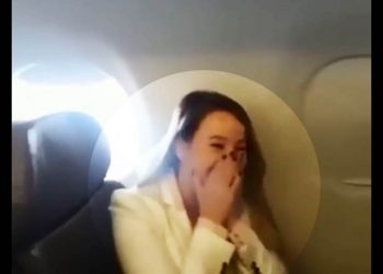Momento em que namorada foi surpreendida no voo. | Foto: Divulgação