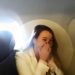 Momento em que namorada foi surpreendida no voo. | Foto: Divulgação