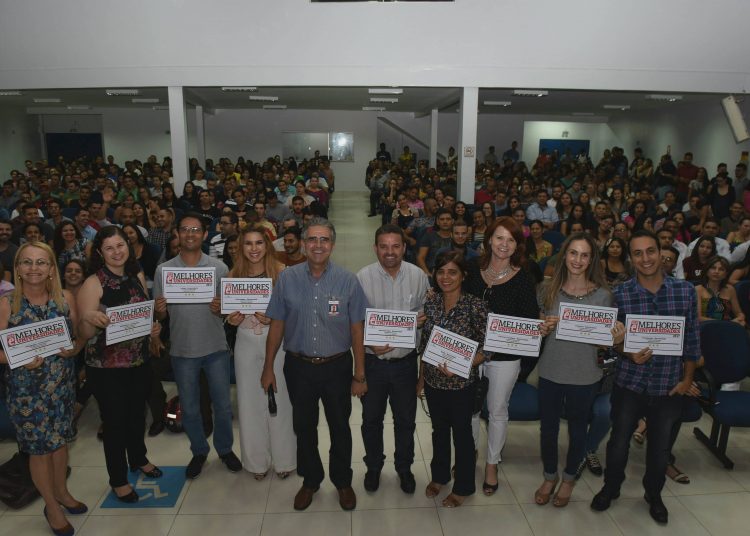 Diretor Acadêmico, Pós Doutor Carlos Alberto Vicchiatti com os coordenadores dos nove cursos estrelados | Foto: Divulgação