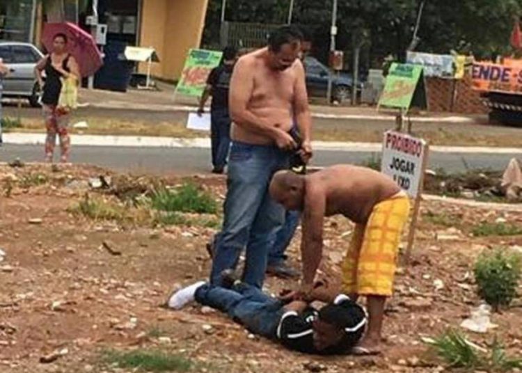 Rapazes são detidos por moradores após assaltarem um supermercado em Goiânia | Foto: Divulgação WhatsApp