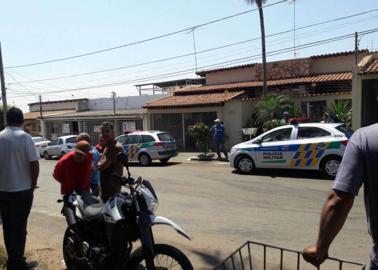 Família foi feita refém dentro de casas em Anápolis | Foto: Divulgação / PM