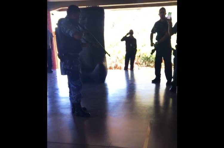 Seguranças se recusaram a atender à ordem dos guardas e o impasse seguiu por vários minutos | Foto: Reprodução