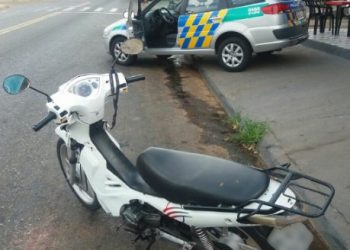 Moto foi roubada pelo suspeito durante a fuga na Avenida T-62 | Foto: Divulgação / PM