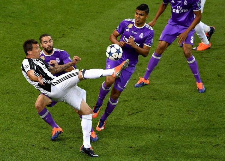 Gol de Mandzukic, pelo Juventus, é um dos que concorre ao mais bonito da temporada no Prêmio Puskás | Foto: Reprodução