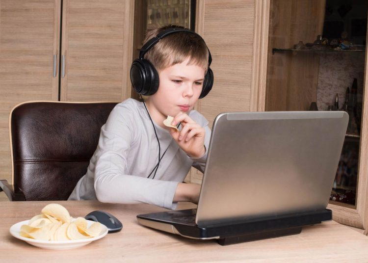 Criança jogando no computador | Imagem ilustrativa