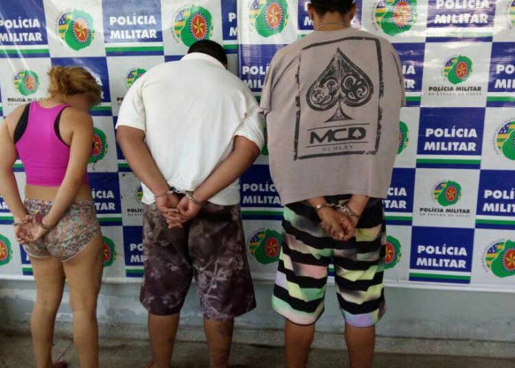 Dois homens e uma menor de idade foram detidos pela PM e encaminhados para a Central de Flagrantes | Foto: Divulgação / PMGO