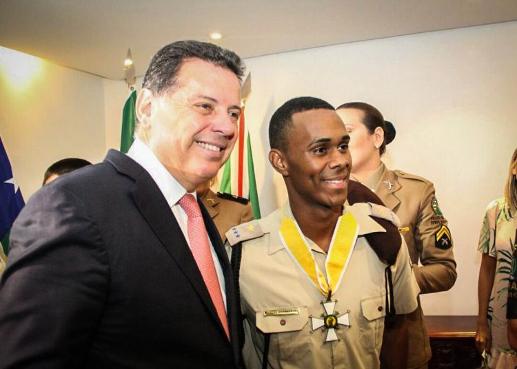 Alunos de Colégios Militares recebem medalha do governador | Foto Humberto Silva