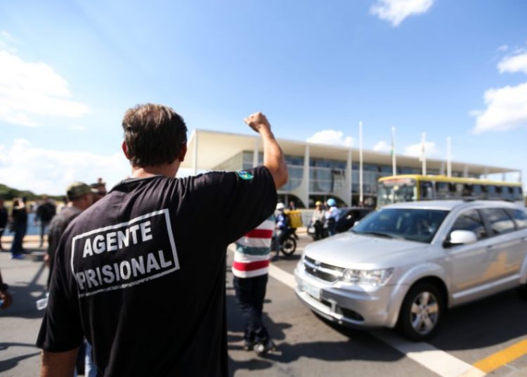 Brasília - Agentes penitenciários protestam ao redor do Congresso Nacional contra a reforma da previdência (Marcelo Camargo/Agência Brasil)