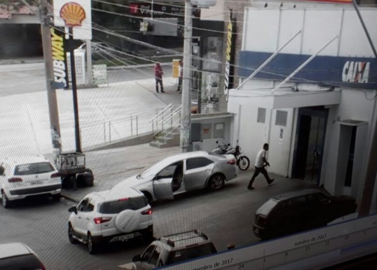 Criminosos fortemente armados renderam clientes e funcionários em agência da Caixa Econômica no Parque Anhanguera, em Goiânia | Foto: Reprodução